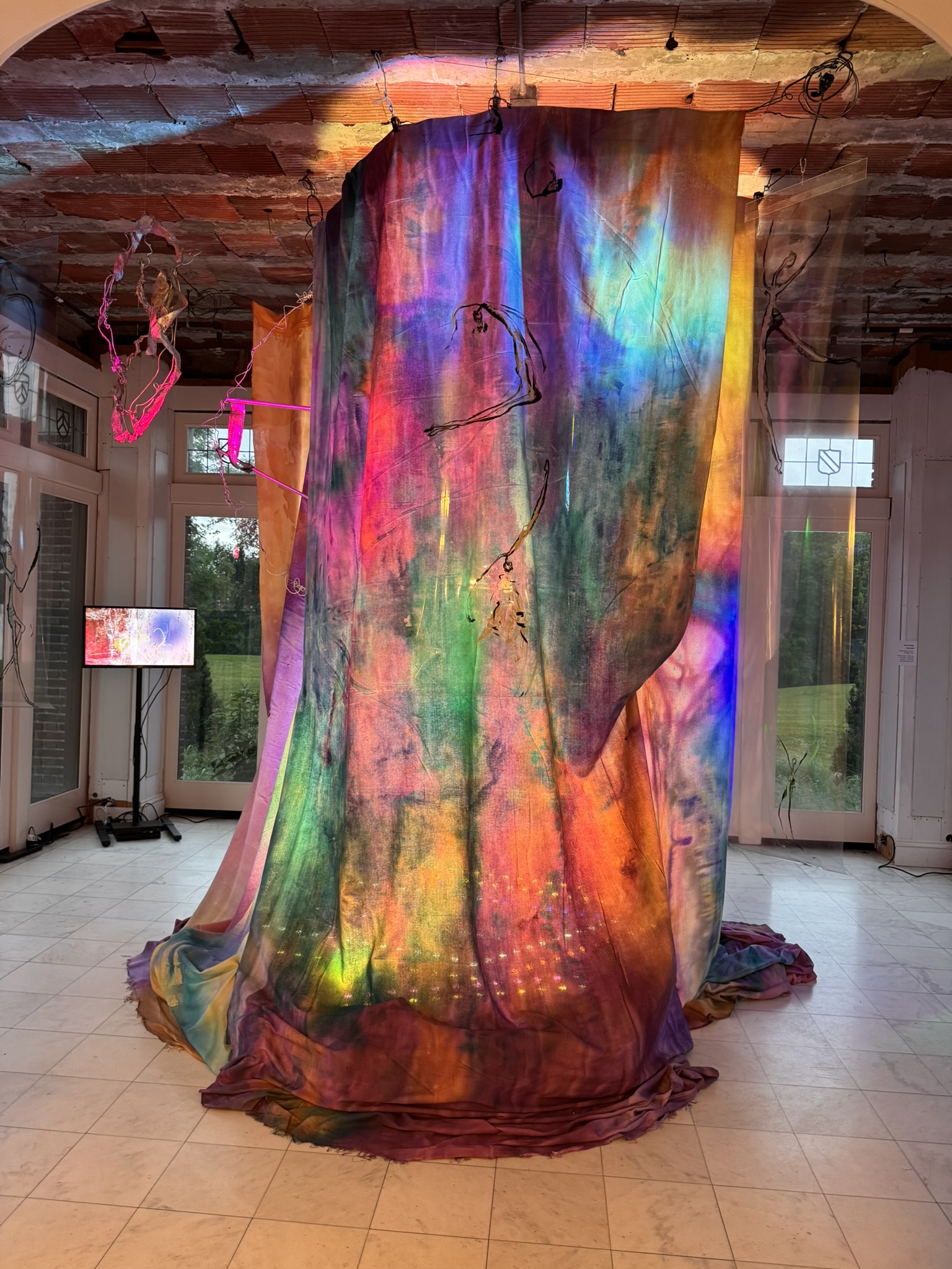 color splash imagines the water splashing of the waterfall